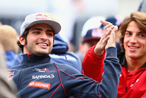 梅赛德斯轻取红牛二队，塞恩斯扛起全队