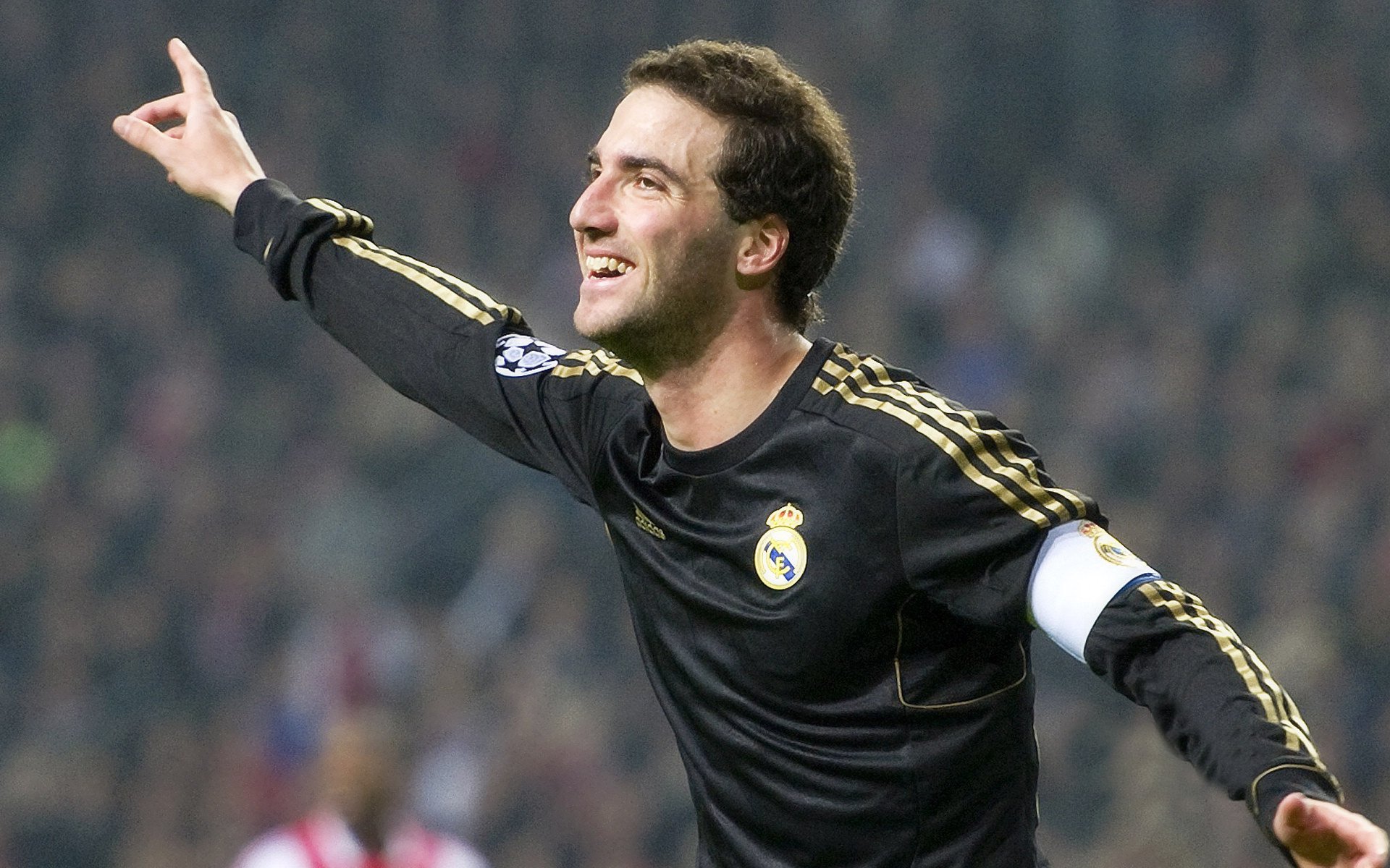 加维关键回合不手软，那不勒斯鏖战爱尔兰，足球场上的现代战争隐喻